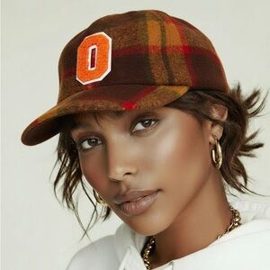 Oyster holding Capital O Wool Hat (Orange/Brown)